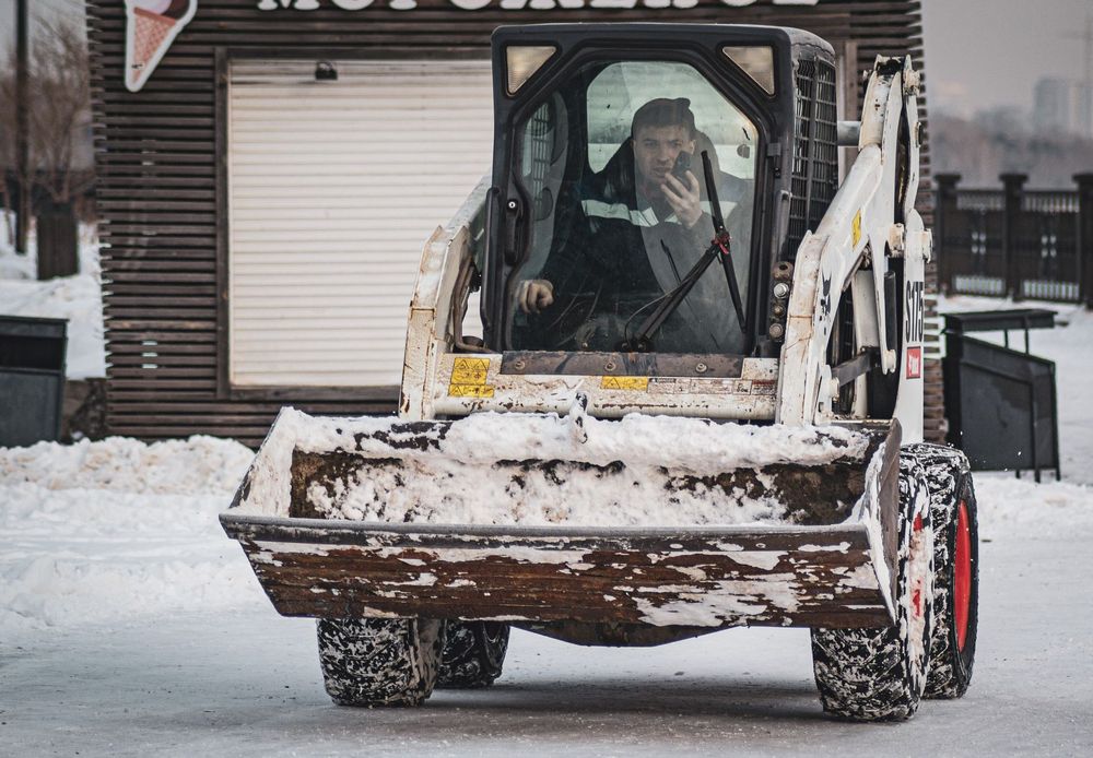 Închiriez miniexcavator și miniîncărcător (Bobcat) cu operator - excavații, săpături și amenajări teren