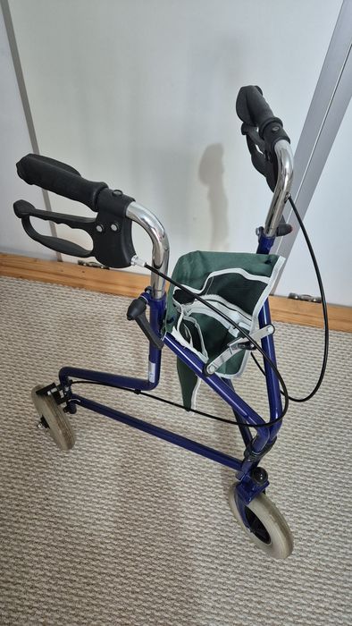 Rolator pliabil pentru persoane cu handicap