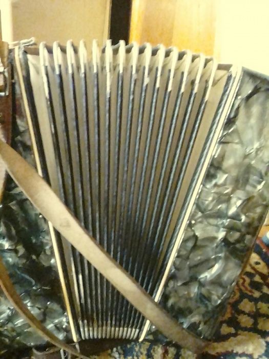 Акордеон Weltmeister + куфар 40 баса