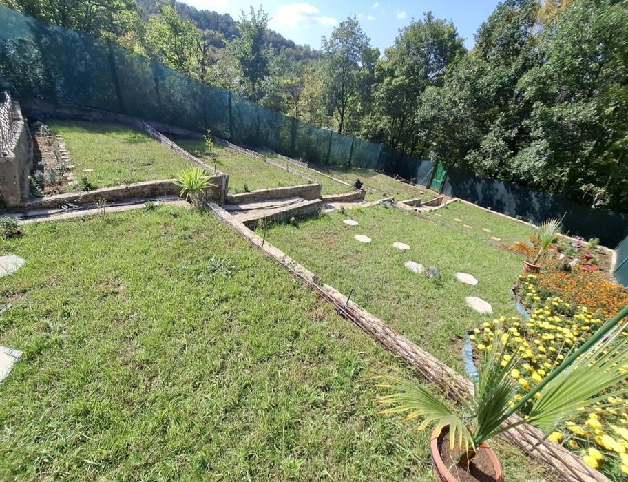 Ваканционен имот на 16км от Пловдив в полите на Родопите село Извор