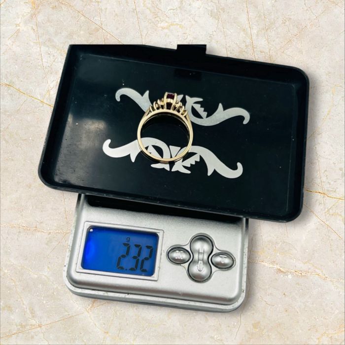 Дамски златен пръстен с диаманти и рубин 14к