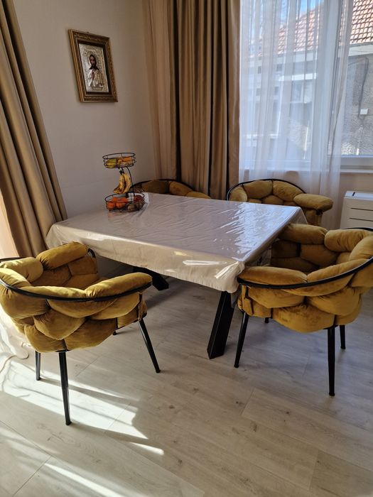 Трапезни столове горчица с черни метални крачета