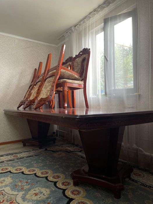 Обеденный стол и стулья