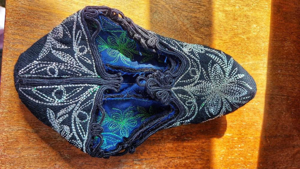 Бродирани родопски терлици