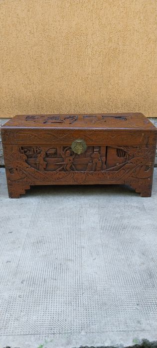 Cufar vintage din lemn sculptat