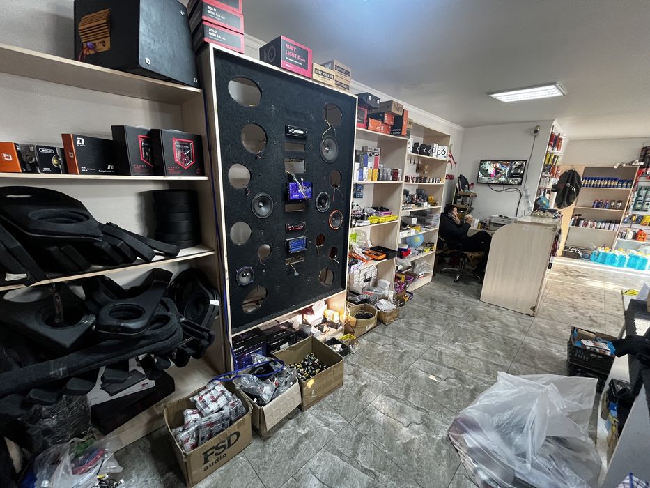 Полки из ЛДСП в хорошем состояний.