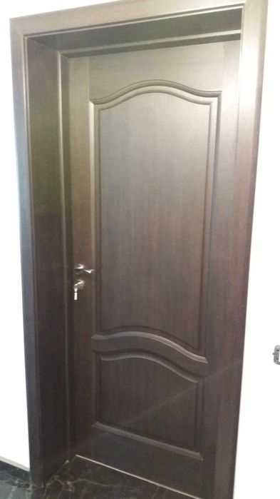 Montăm uși exterioare si interioare