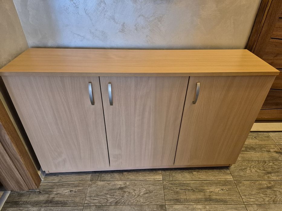 Употребявани шкафове, с по 3 рафта. Лично взимане.