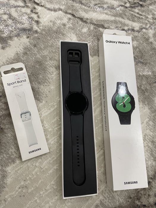 Продам часы со сменным новым белым ремешком