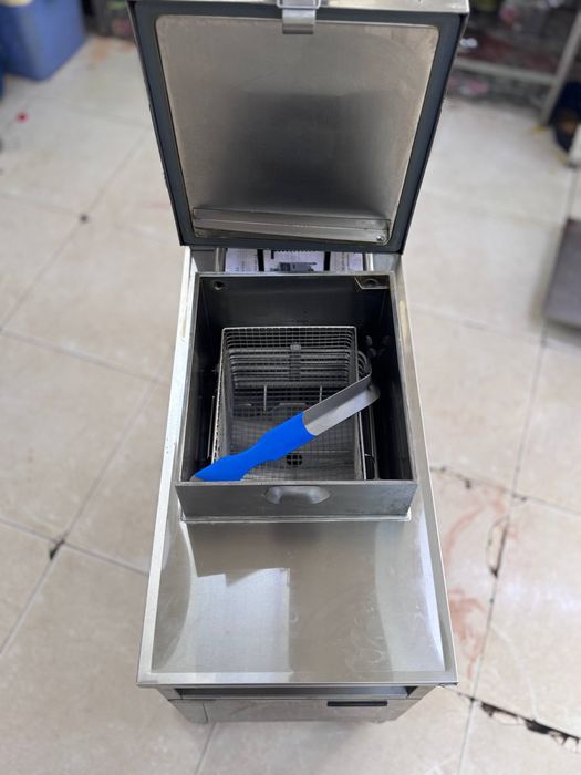 KFC Apparat vakumniy sotiladi