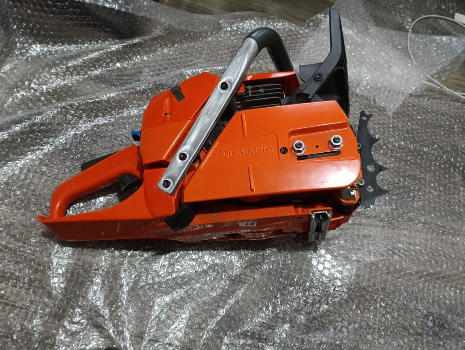 Schimb sau vând  Husqvarna 372 XP-XTORQ că nouă