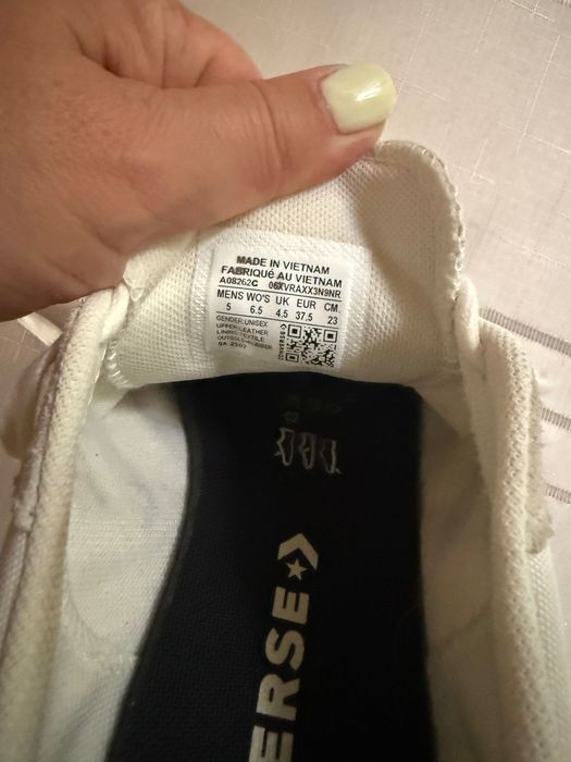 Продавам дамски кецове “Converse”
