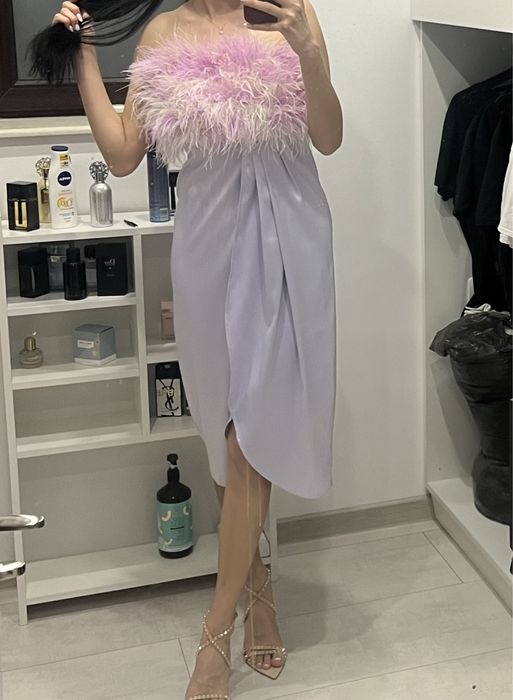 Рокля сатен с щраусови пера