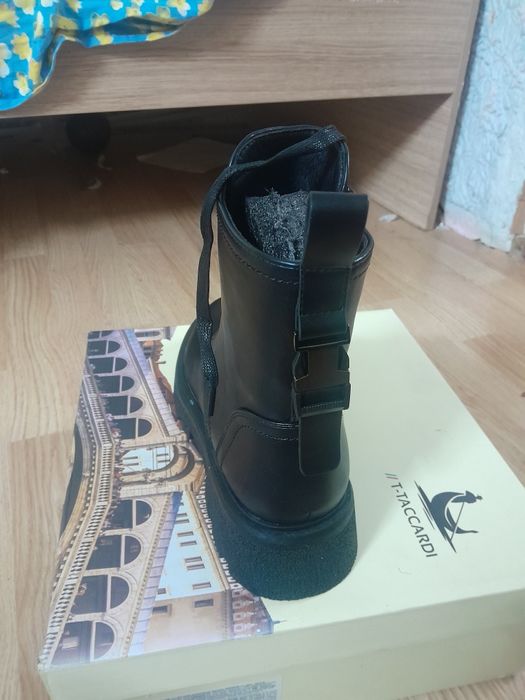 Срочна продам новые женские ботинки