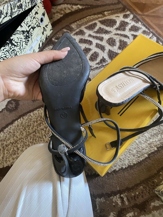 Туфли со стразами бантика 38размер