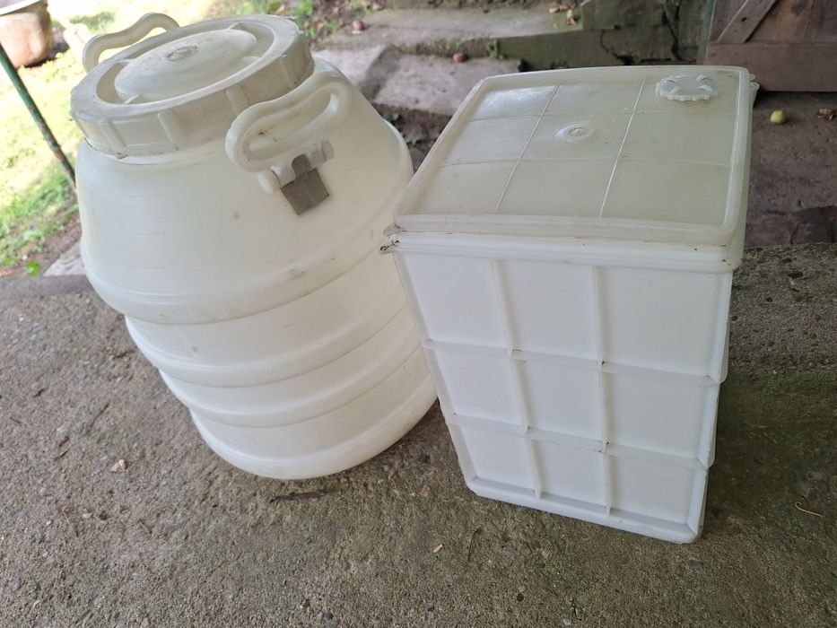 Vând bidoane  plastic
