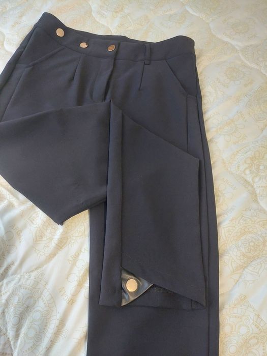 Дамски панталон  с метални копчета