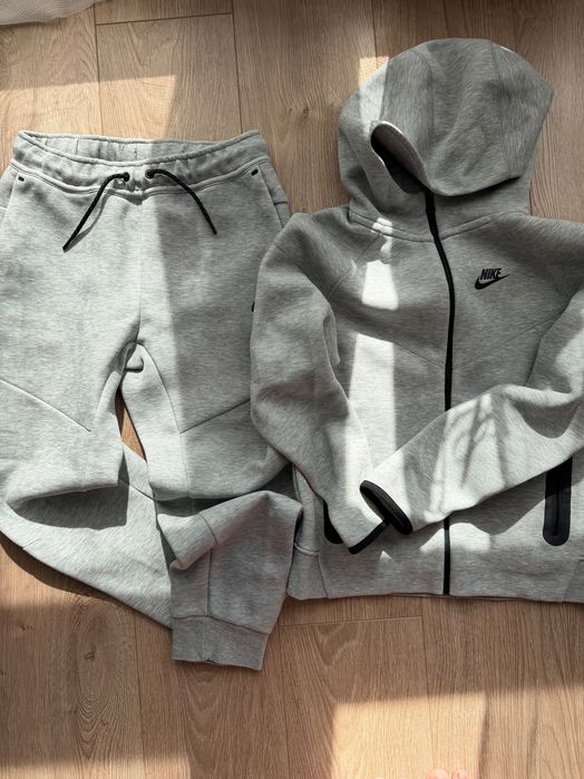 Мъжки юношески анцуг Nike, оригинален. Горнище размер M (ръст 137–147 см), долнище размер L (ръст 147–158 см).