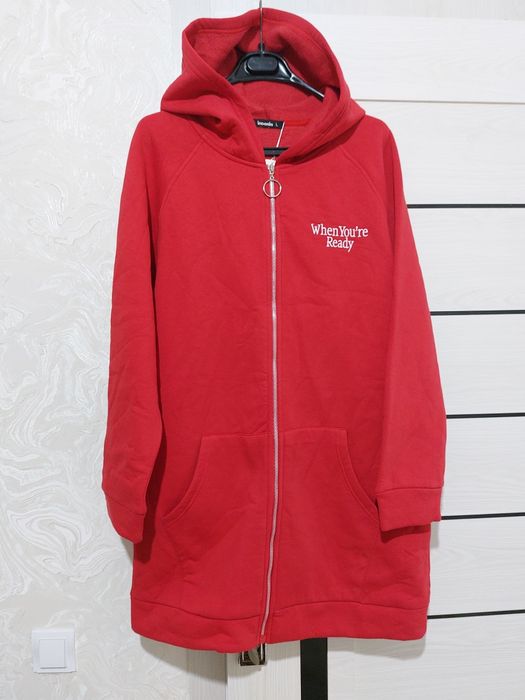 Ayollar uchun va qizlar uchun xudi, talstovka qalpoqli, qizil rangli