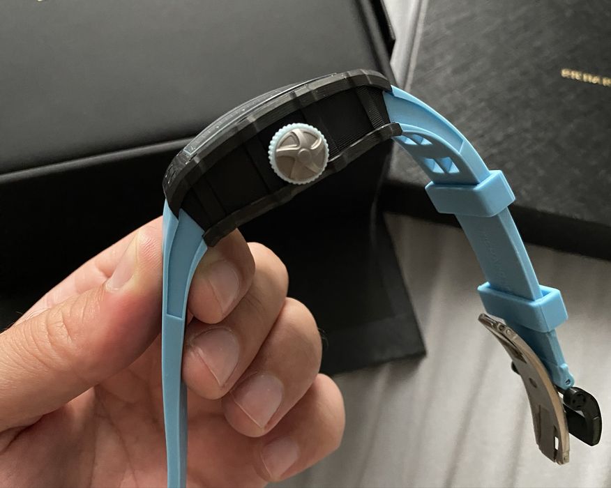 Ceas automatic din fibra de carbon