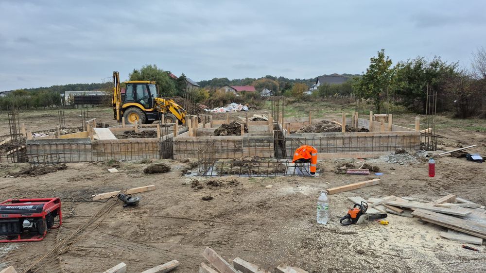 FIRMA DE CONSTRUCTI EXECUTAM  case garduri acoperise