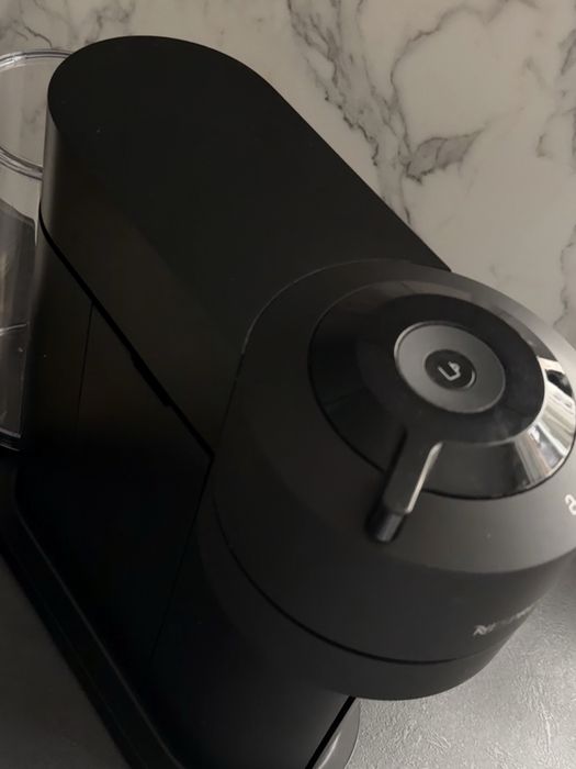 Aparat de cafea Nespresso Vertuo + capsule cadou