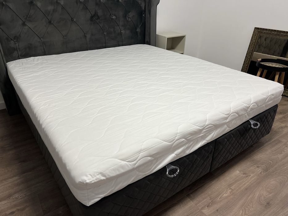 Продавам чисто нов матрак с протектор