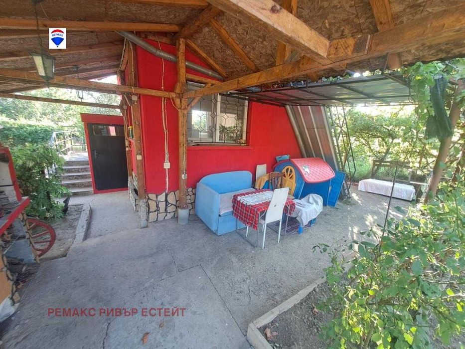 Вила на три етажа за продажба 10 километър