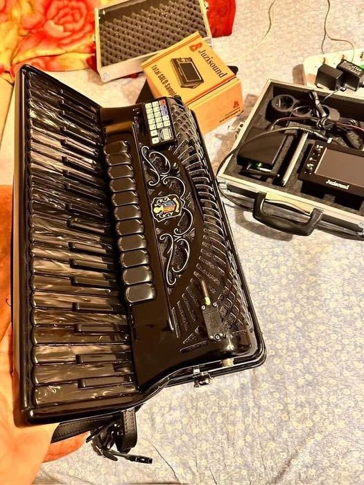 Vând acordeon Guerrini Digital