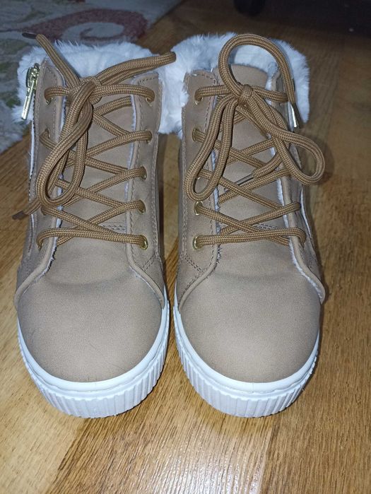 Ghetuțe fetițe in stare impecabila,nr 32! Nu ratați ocazia!!