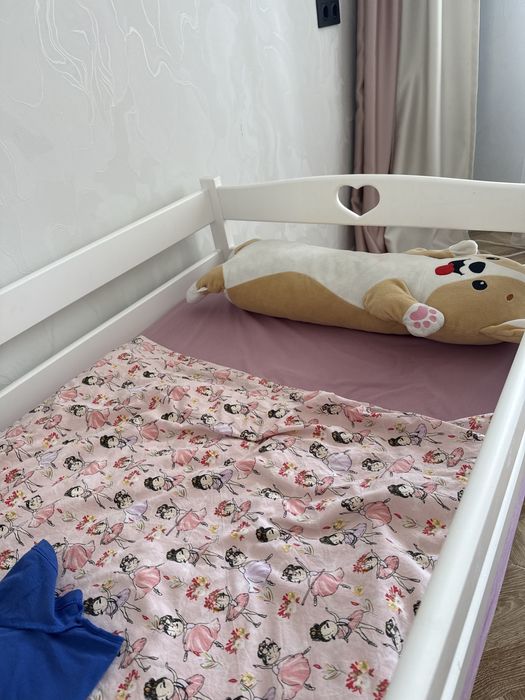 Кровать из натурального дерева