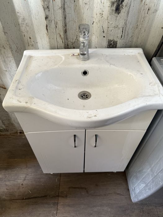 Умывальник со смесителем