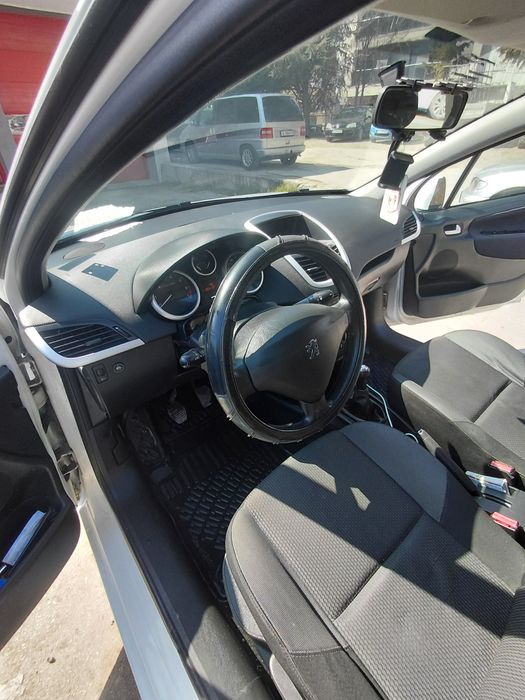 Продавам Peugeot 207+