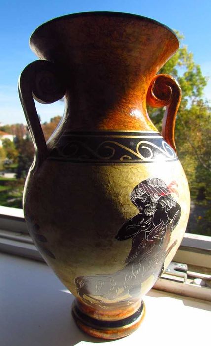 Красива рисувана ваза с антични мотиви
