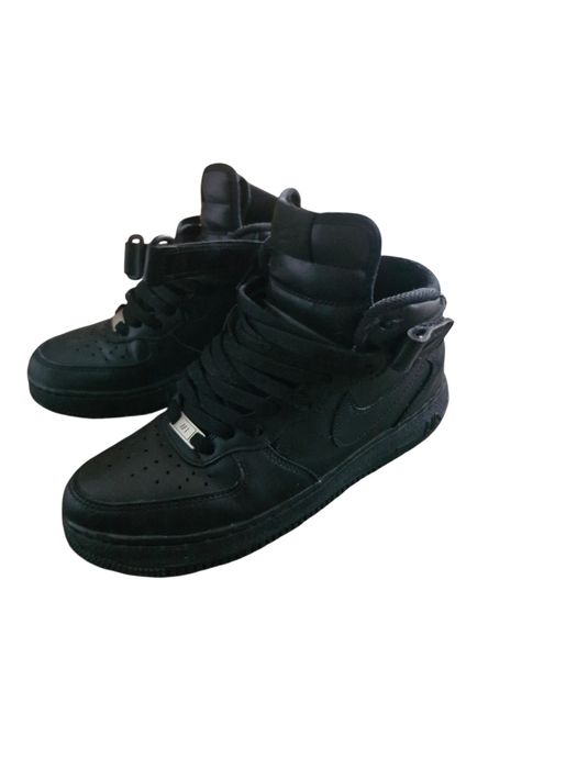 Air force 1 mid aproape noi cu mici defecte pe talpă
