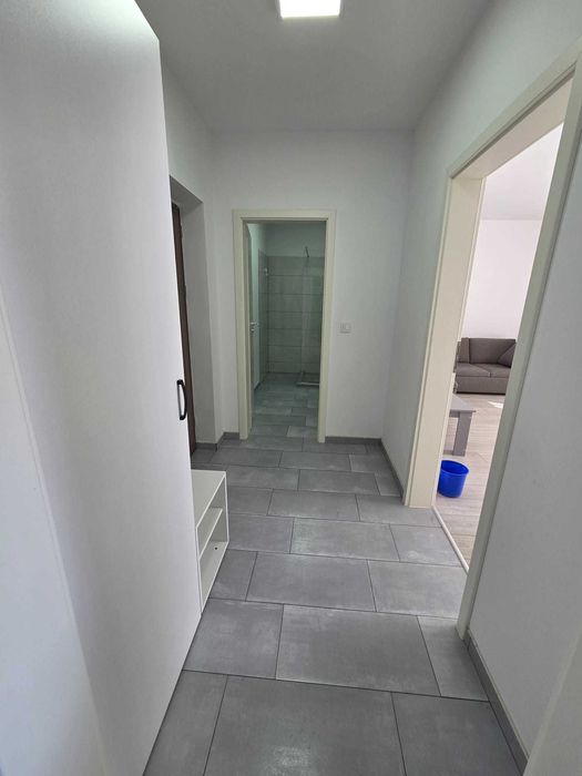 Închiriez garsonieră tip studio.