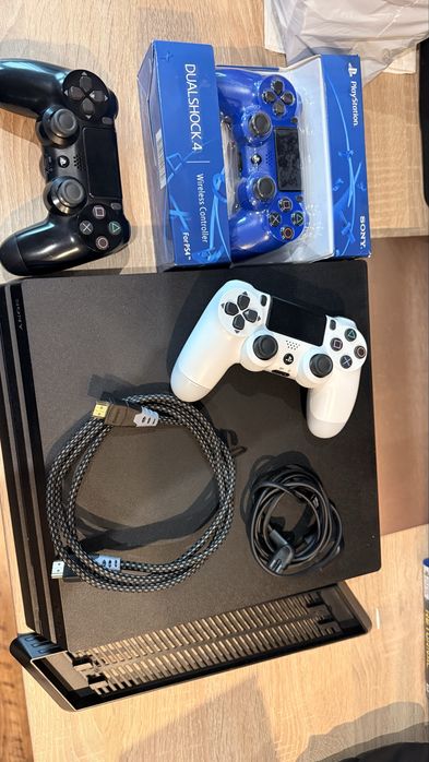 Playstation 4 Pro 1TB с 3 контролера