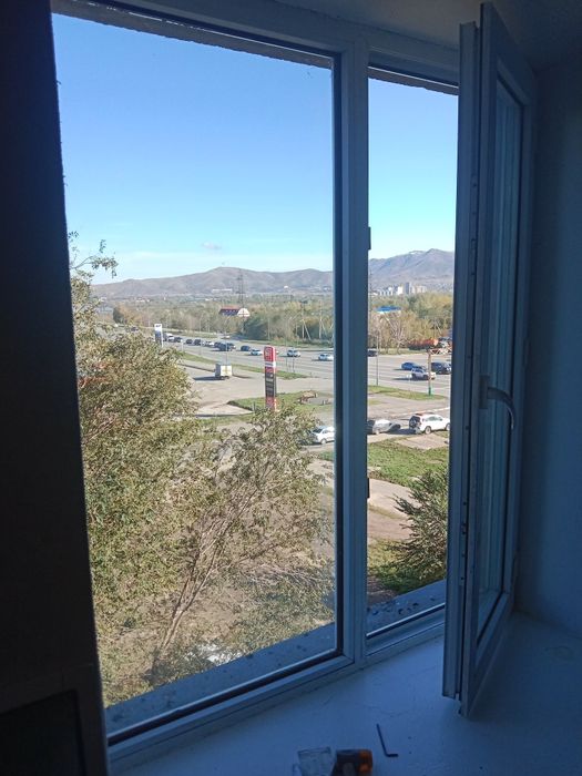 Продам два  пластиковых окна