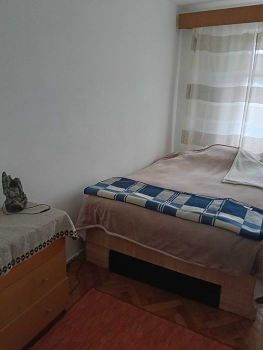 Dau în chirie apartament cu trei camere,