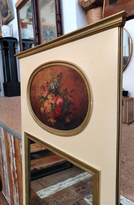 Oglinda veche cu rama din lemn