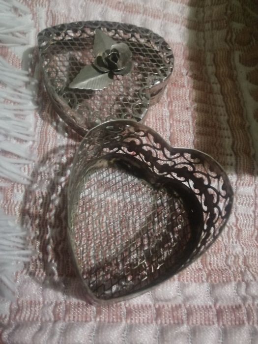 Малка метална декоративна кутийка