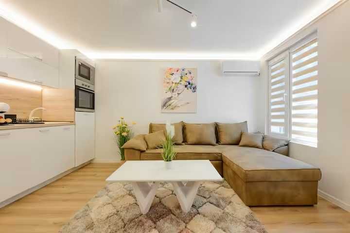 Разтегателен ъглов диван по поръчка, много запазен