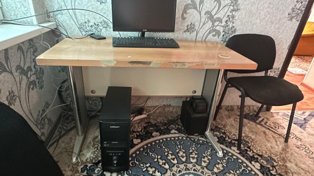 Отдам даром  компьютерный стол