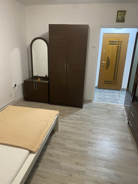 Inchiriez garsoniera bloc upet