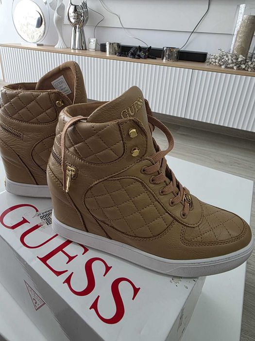 Gtete Guess piele Noi in cutie ne purtate Marimea 39-40