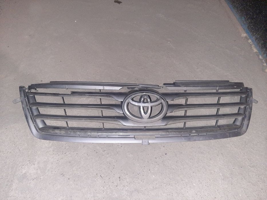 Решетка радиатора Рав4