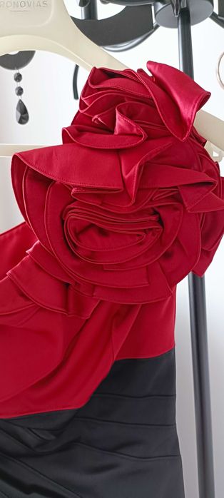 Vând rochie de ocazie Karen Millen, măsura 36, negru cu rosu