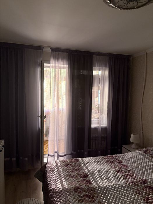 Шторы в спальню с балконом