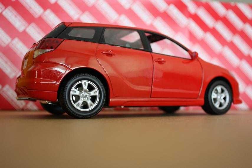 1:18 Toyota Matrix 2003 red