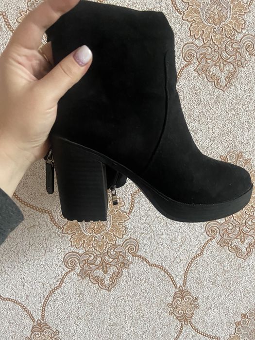 Продам зимние сапоги на каблуке